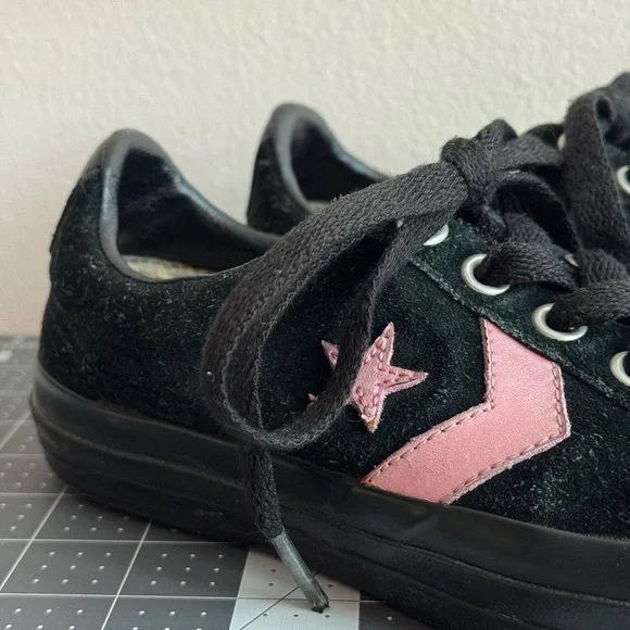 Converse Re-Issue Low Top Sneakers Black Pink Chevron Suede Women’s Size 8 - Picture 3 of 16